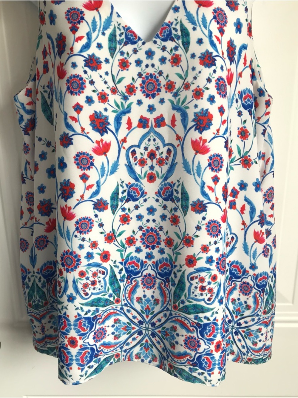 🔴 4/$15 Adrienne Vittadini Women’s L White Red Blue Floral V-Neck Tank Top EUC - Picture 10 of 14